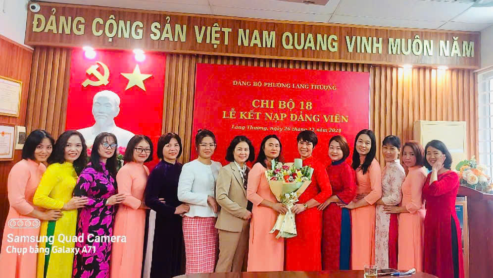CHI BỘ 18 - TRƯỜNG MẦM NON LÁNG THƯỢNG  TỔ CHỨC LỄ KẾT NẠP ĐẢNG VIÊN MỚI
