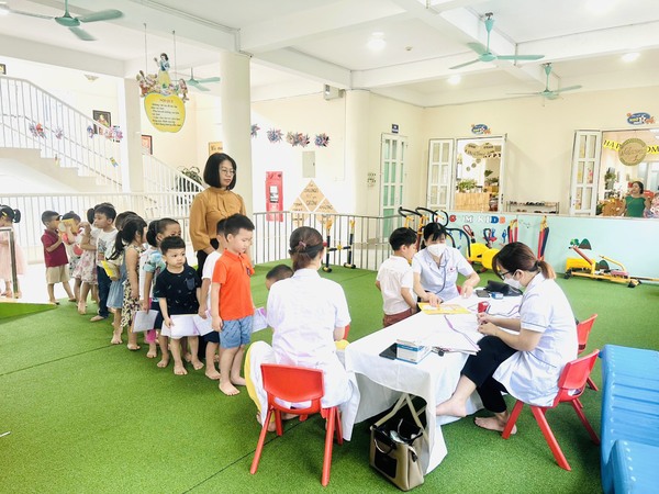 TRƯỜNG MẦM NON LÁNG THƯỢNG TỔ CHỨC KHÁM SỨC KHỎE ĐỊNH KỲ  ĐẦU NĂM HỌC 2023 - 2024 CHO HỌC SINH