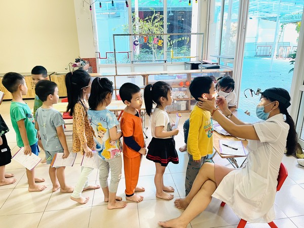 TRƯỜNG MẦM NON LÁNG THƯỢNG TỔ CHỨC KHÁM SỨC KHỎE ĐỊNH KỲ ĐẦU NĂM HỌC 2022 - 2023 CHO HỌC SINH